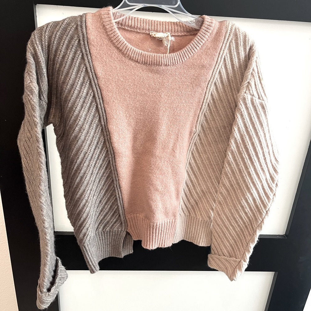 NWOT Hem & Thread rose and tan medium sweater.